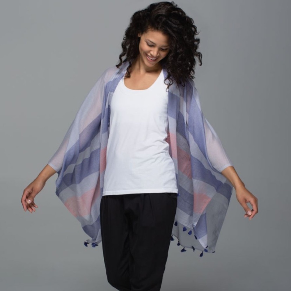 Lululemon Sun To Moon Scarf
Silver Fox / Stony Grape / Grapefruit